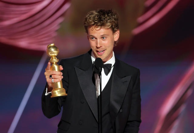 Austin Butler holding golden globe award