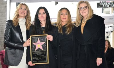 Laura Dern, Courteney Cox, Jennifer Aniston Lisa Kudrow pose for a photo