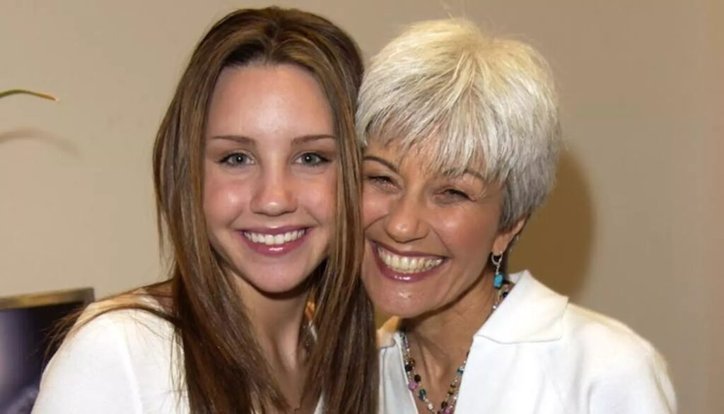 Amanda Bynes with her mother